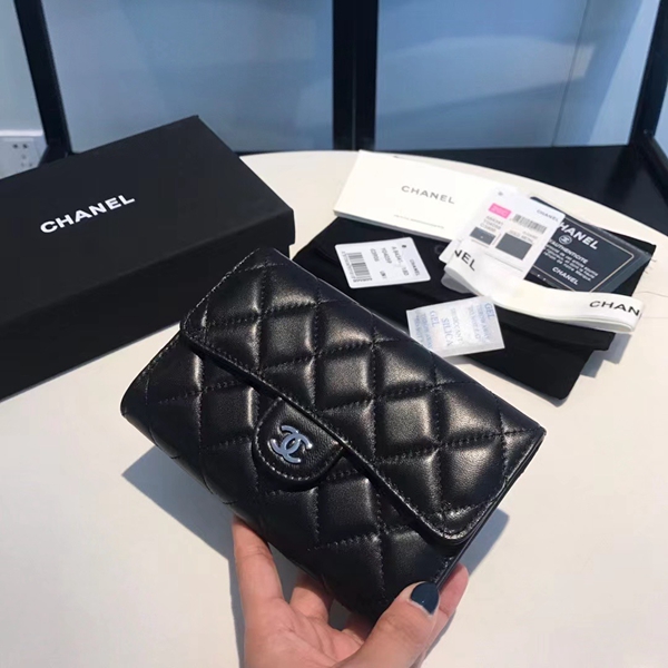 シャネル財布背面デザイン